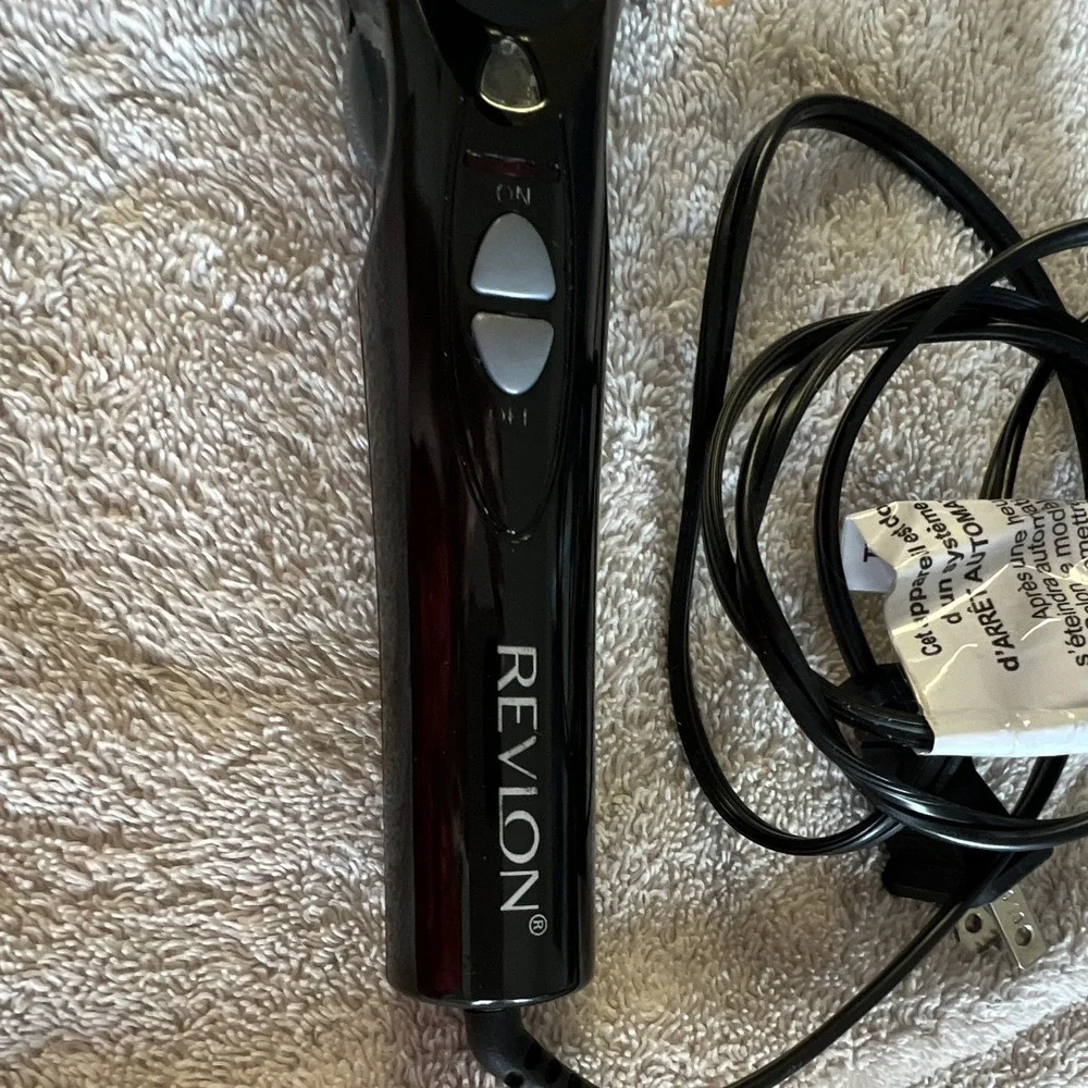 Revlon RVIR1085 1.5 in Ceramic Curling Iron, 30 Heat Settings 400°F Black/Silver